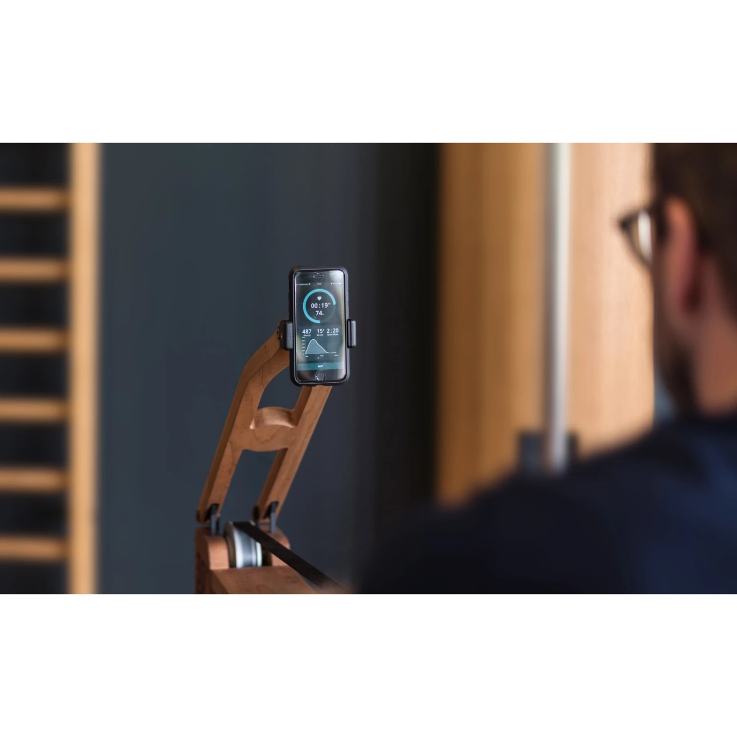 Soporte para Smartphone WaterRower - Fitshop Soporte Para Smartphone WaterRower - Fitshop -Deporte Fitness Tienda wr smartphone tablet halterung szene mood media02 1600